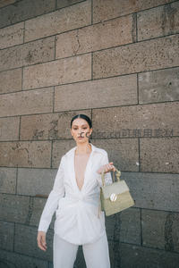 都市时尚女性手持绿色手袋