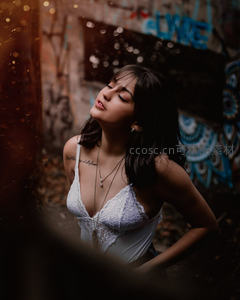 街头艺术背景下的柔美瞬间