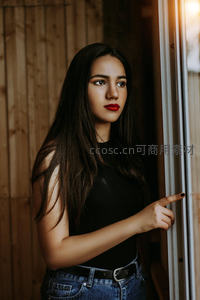 窗边沉思的红唇少女