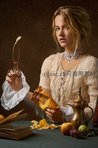复古少女手持剪刀与薯片的静物肖像