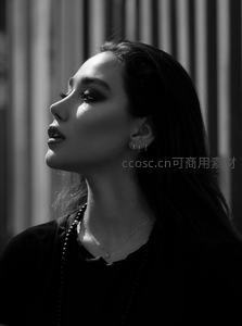 黑白光影下的侧脸特写，艺术感十足的时尚人像