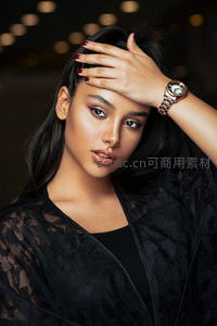 黑纱女子手抚额前沉思