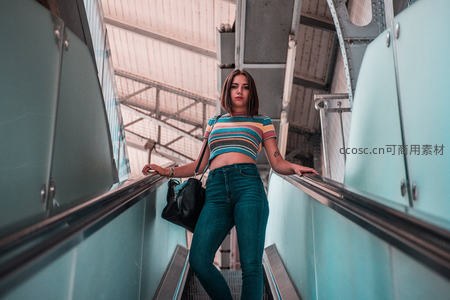 扶梯少女条纹上衣酷飒
