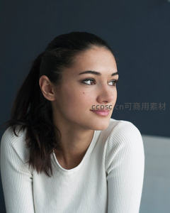 白衣女子沉思侧脸特写