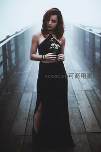 雾中桥上黑裙女子持花