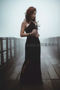 雾中桥上的黑裙佳人