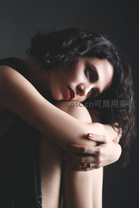 卷发女子暗调氛围写真