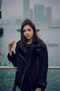 都市水岸的沉思少女