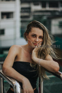 阳台上的慵懒午后时光