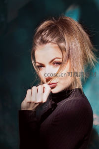 光影交错中凝视镜头的神秘女郎