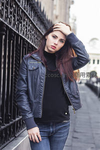 街头铁艺旁的酷飒女郎