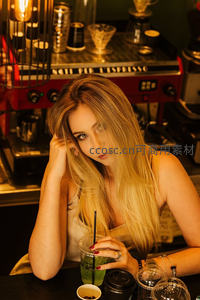 咖啡馆里的慵懒午后时光