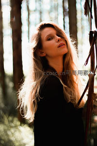 林间光斑下的金发女郎