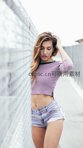 铁丝网旁条纹少女