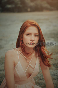红发少女田野静思写真