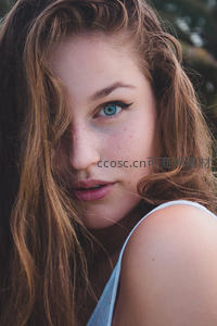 蓝眼女孩卷发近景特写