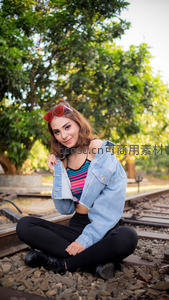 铁轨上的时尚女孩