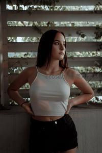 光影下的自信女孩