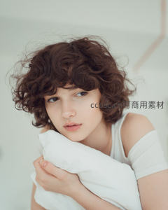 卷发少女抱枕凝望温柔瞬间