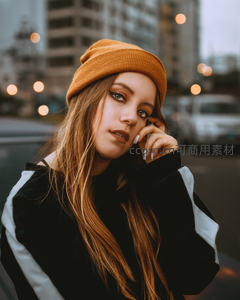 都市黄昏戴帽少女沉思侧颜