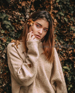 秋叶墙边毛衣少女手托脸颊