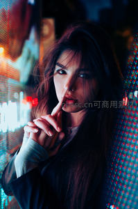 霓虹夜色中的神秘女郎