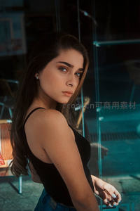 玻璃幕墙前的冷艳回眸