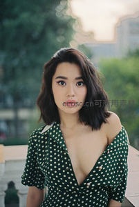 绿波点裙少女户外写真