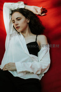 红毯白衣少女慵懒躺姿