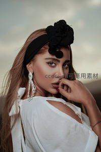黑花头饰配闪亮耳环，精致妆容引人注目