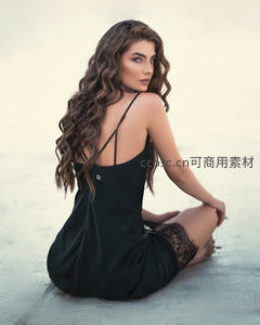 沙滩上的黑色吊带裙女子