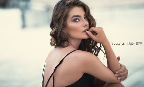 海边回眸的优雅女性