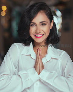 微笑女子双手合十致意