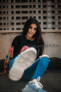 街头少女坐姿俏皮自然