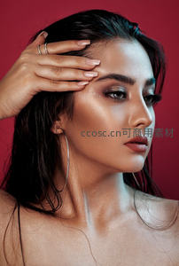 红背景下的精致妆容特写