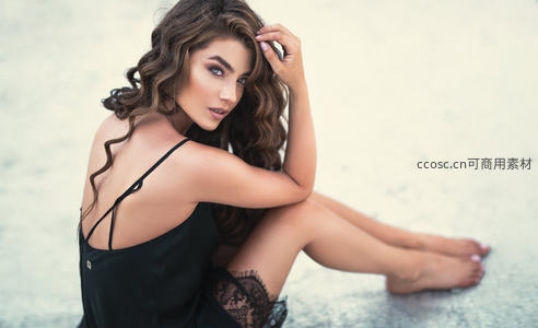 沙滩之上，卷发美人回眸浅笑