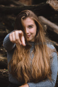 长发女孩微笑指向镜头互动