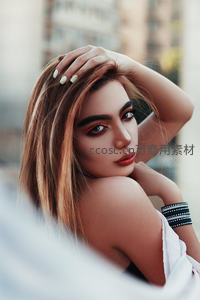 红妆美人手抚秀发回眸凝望