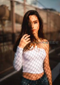 阳光网格下少女轻撩发丝