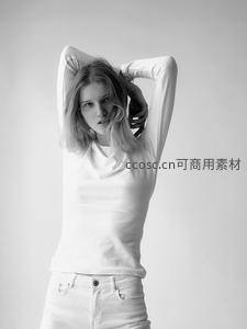 黑白极简风少女双手撩发凝视前方