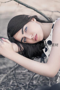 波点裙少女倚枝凝望镜头