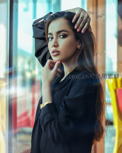 黑衣女子窗边托腮沉思自拍