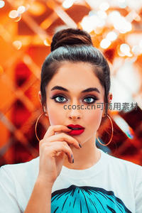 红唇少女手托下巴凝视镜头