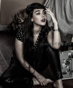 黑白复古风女子戴帽沉思