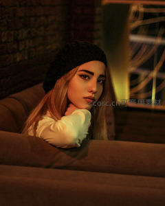 冬日暖灯下戴针织帽的女孩