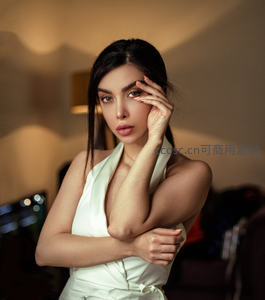 白衣女子优雅托腮沉思