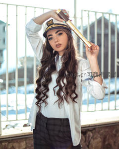 少女戴船长帽持望远镜