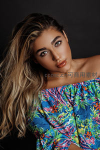 彩色印花裙少女侧颜特写