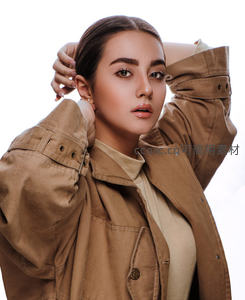 米色外套下的清新时尚女模