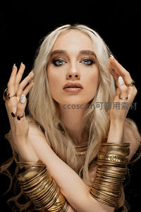 金色饰品美女特写，黑底奢华感